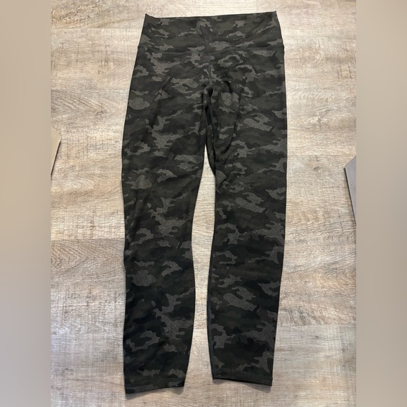 Gray Camoflauge Fabletics Leggings - Picture 2 of 3